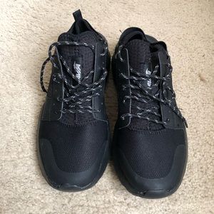 Avis Men’s tennis shoes